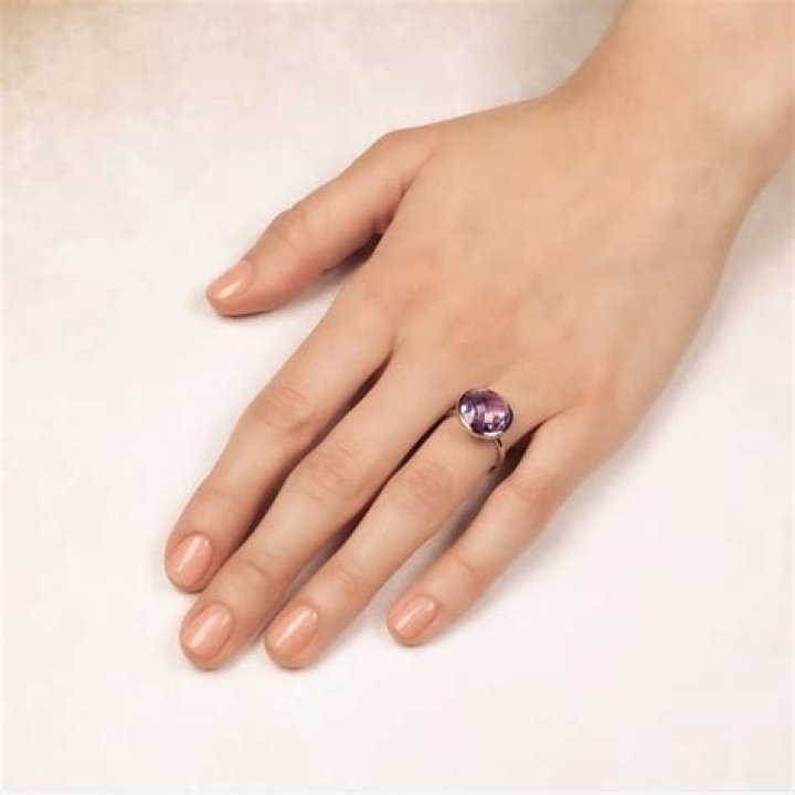 Can you wear amethyst on ring finger?